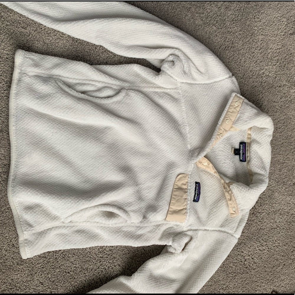 white patagonia sweatshirt